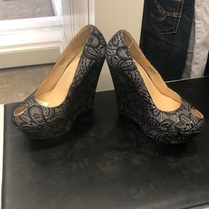 A gently pair of used wedged heels!!❤️